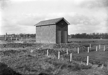 806691 Gezicht op het schakelstation ten behoeve van de voeding van de bovenleiding van de spoorlijn te Rottum (bij ...